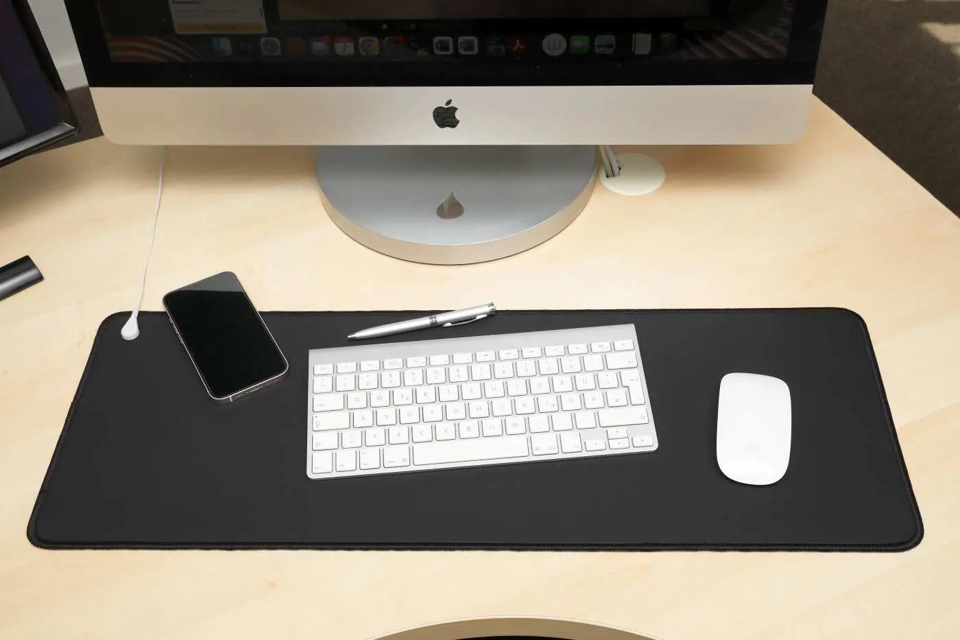 Erdungsmatte auf dem Schreibtisch zur Erdung beim Arbeiten am PC – direkter Hautkontakt ermöglicht Erdkontakt im Büroalltag.