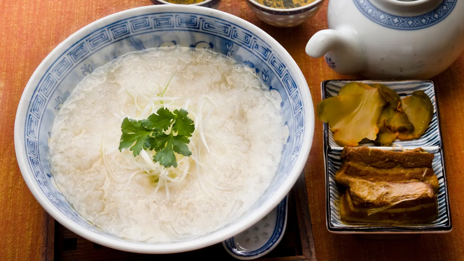 Congee – traditioneller Reisbrei aus der asiatischen Heilküche zur Unterstützung von Verdauung und Energieaufbau.